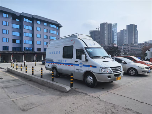 助力盛会+高效服务图一:大会服务气象保障车辆进驻现场.jpg