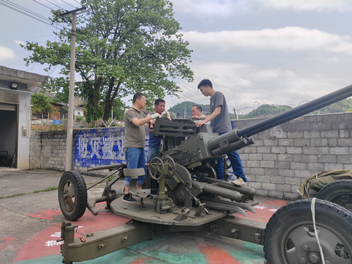 图二:检查人员操作.jpg