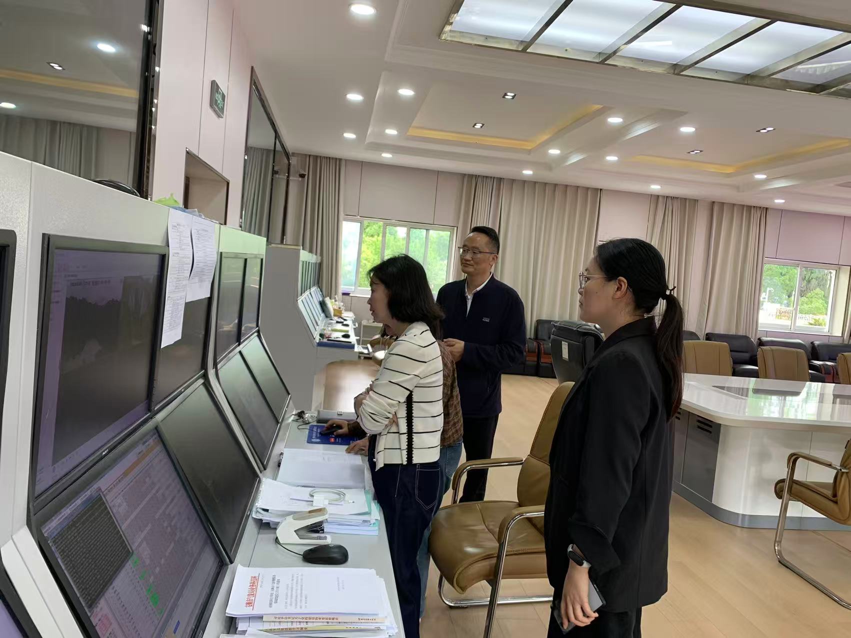 图:在气象台指导.jpg
