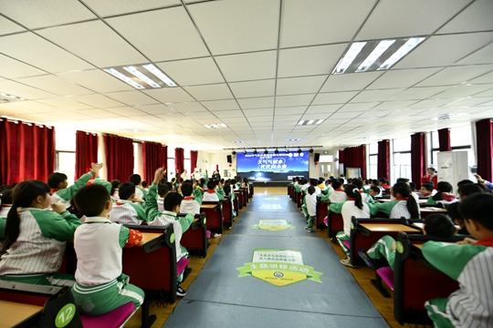 图四、近200名小学生上“气象课”.jpg