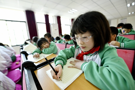 图二、 观山湖区华润小学学生认真记录气象知识.jpg