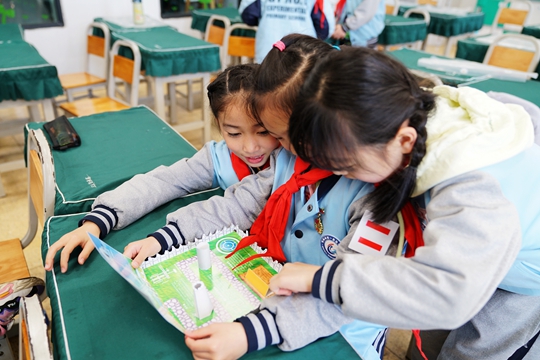 图六、“下课”后,贵阳市第一实验小学南校区的学生继续建设自己“气象观测场”.jpg