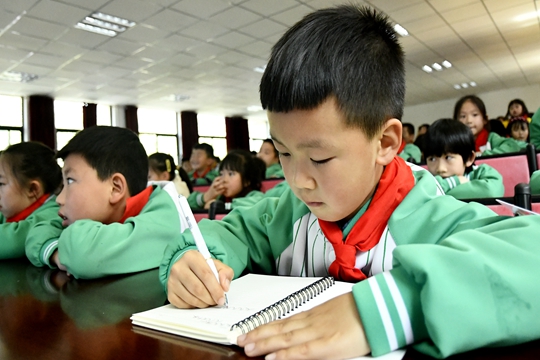 图一、 观山湖区华润小学学生认真记录气象知识.jpg