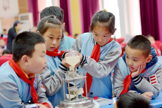 世界气象日 贵阳一小学生吃科普大餐时哭啦1.JPG