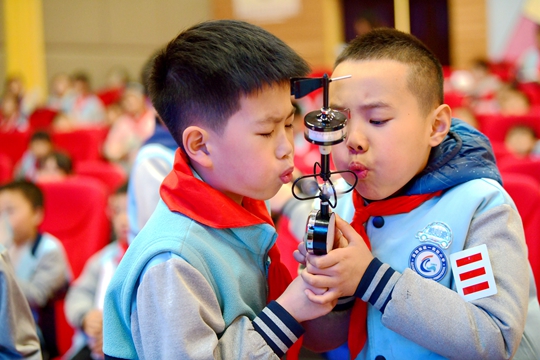 世界气象日 贵阳一小学生吃科普大餐时哭啦2.JPG
