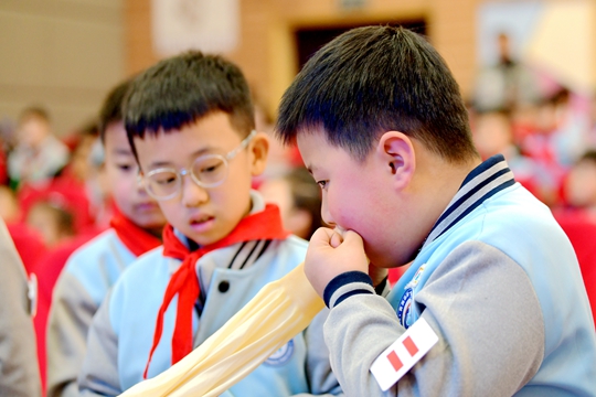 世界气象日 贵阳一小学生吃科普大餐时哭啦3.JPG