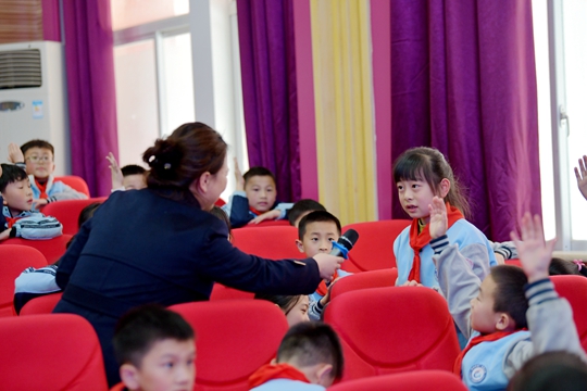世界气象日 贵阳一小学生吃科普大餐时哭啦4.JPG
