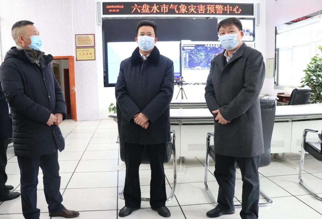 图为在气象灾害预警中心详细了解气象信息监测、预警、播报等情况.jpg