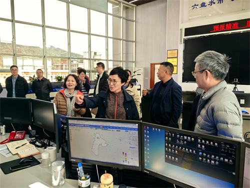 六盘水:气象部门预报员联盟主任委员矫梅燕一行到六盘水市调研+(1).jpg