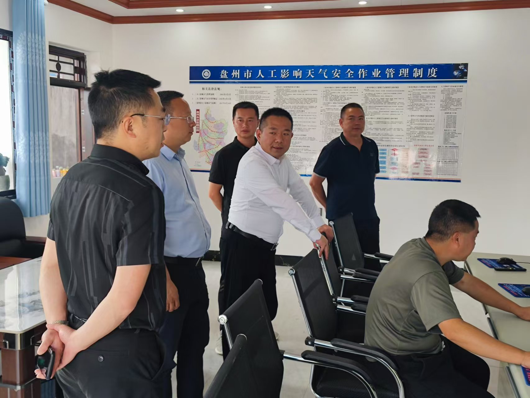 六盘水:盘州市政府领导调研人影炮站标准化建设.jpg