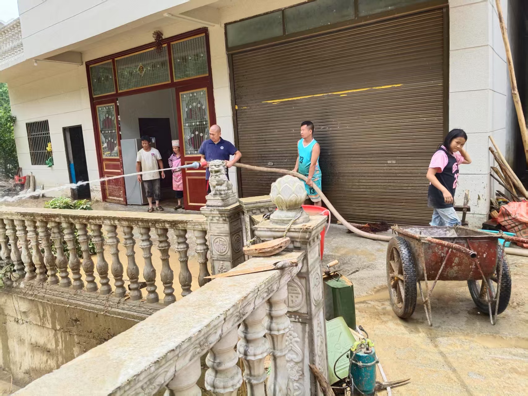 杨胜海同志带领群众开展道路清淤工作.jpg
