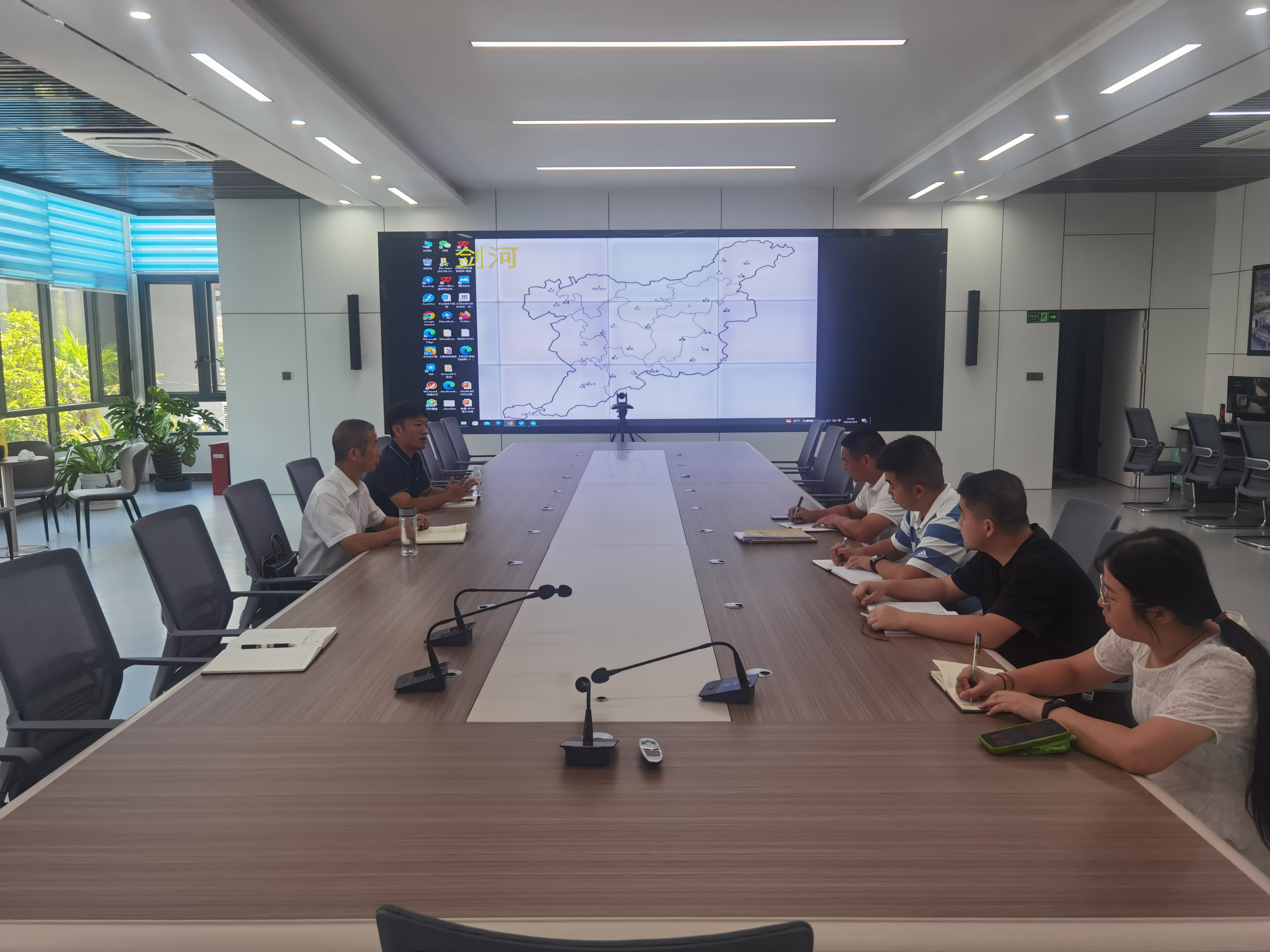 图一 调研组到剑河县气象局调研气象服务工作.jpg