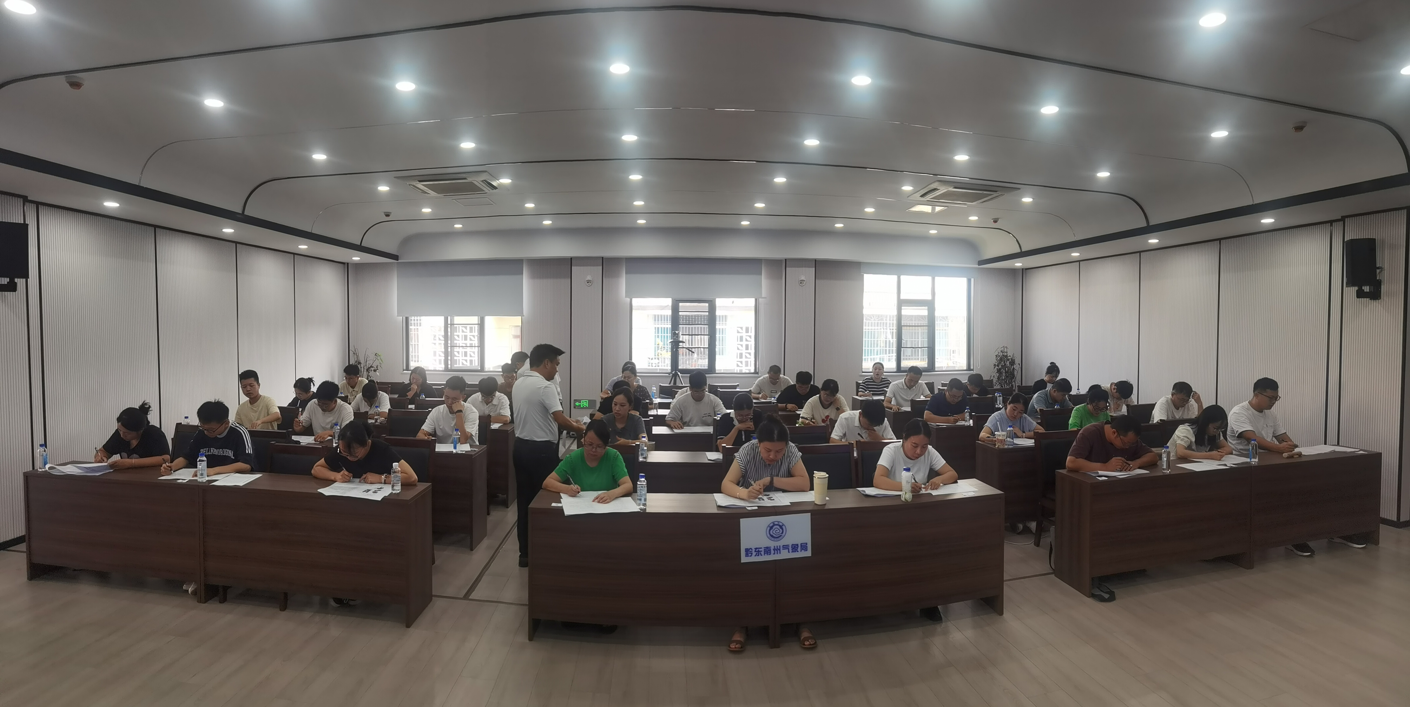 图二 参赛队比赛现场.jpg
