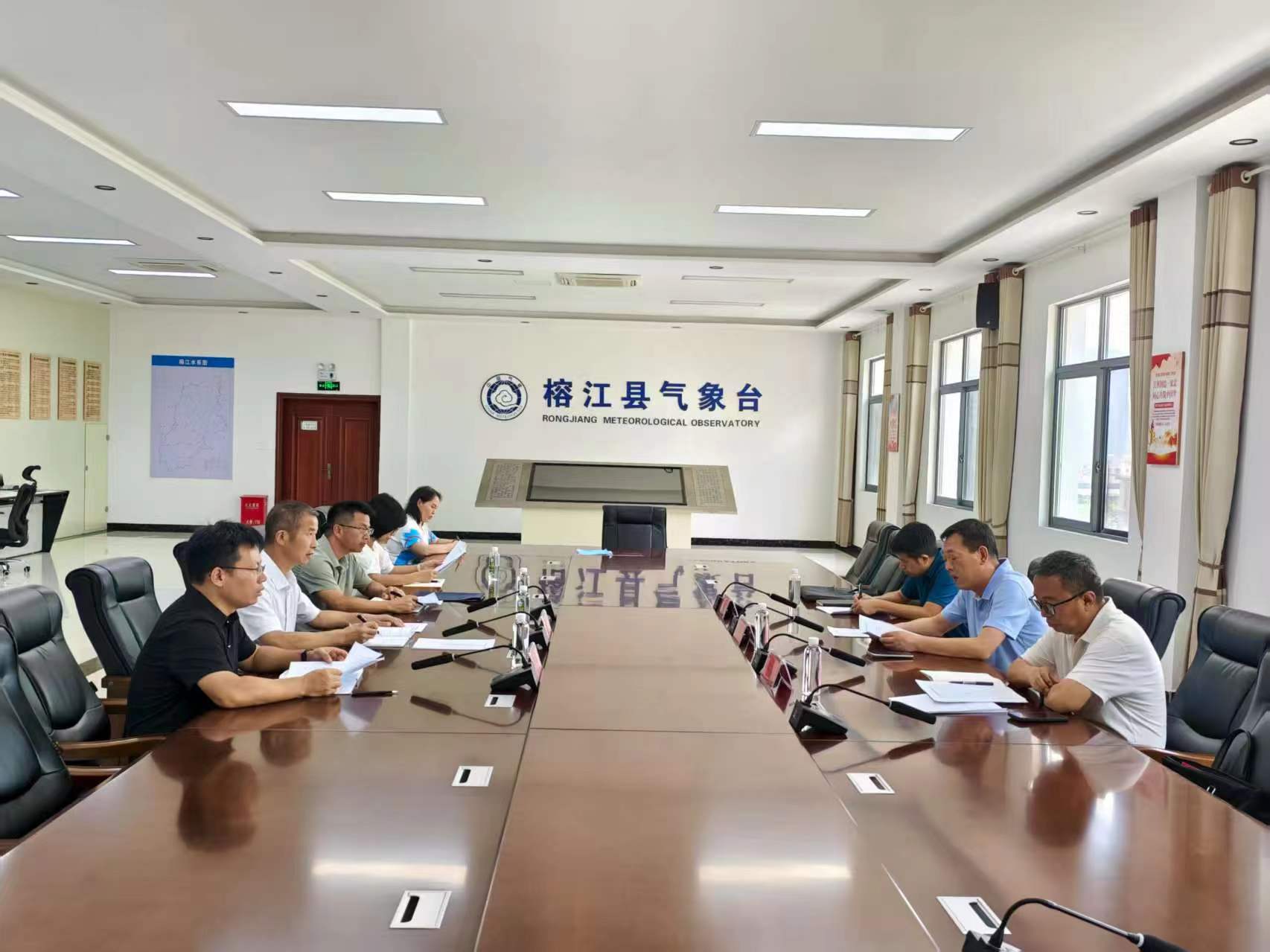 图二:在榕江县气象局调研.jpg