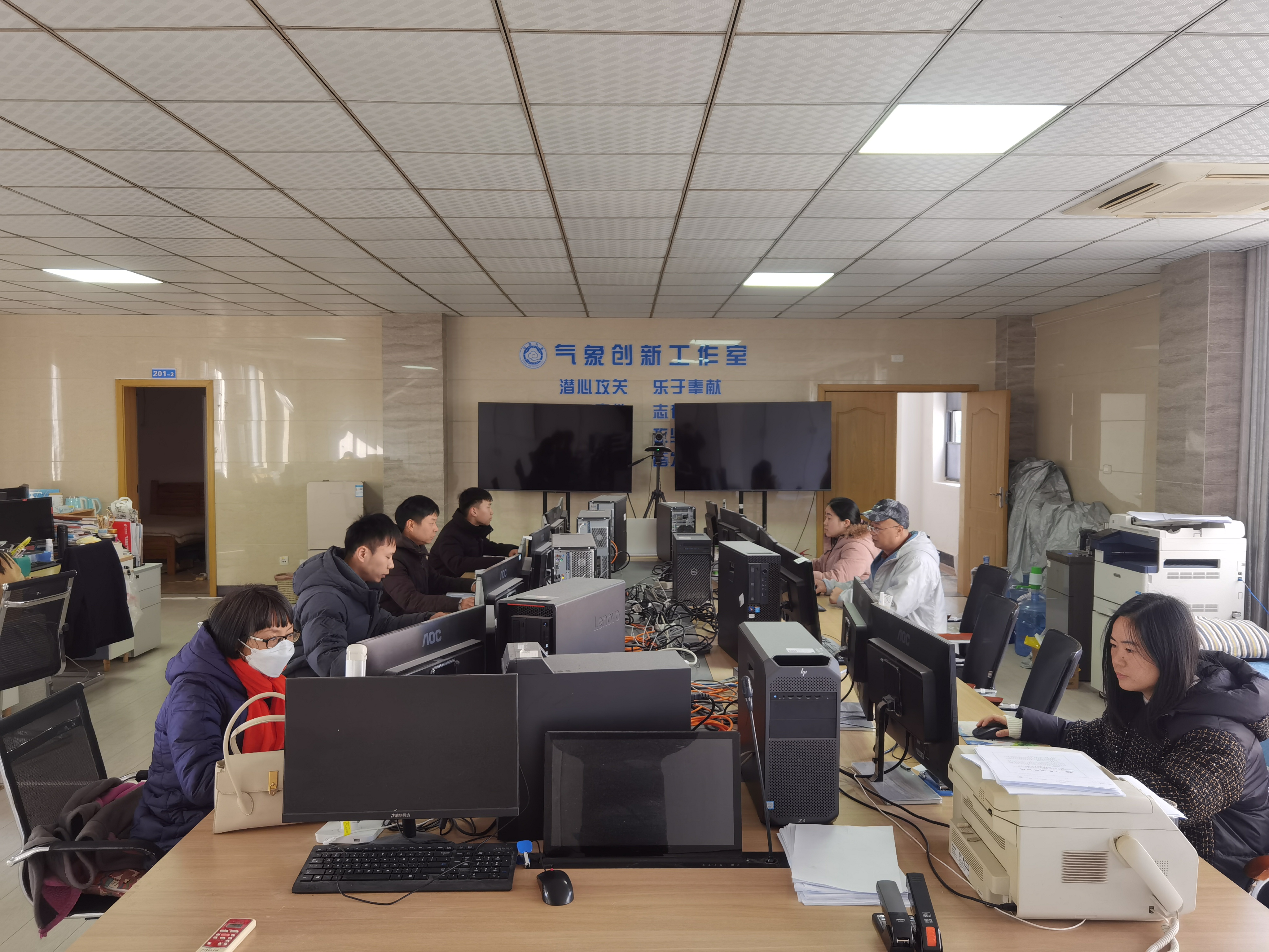 黔东南州气象局坚守岗位,加强会商和滚动气象服务.jpg