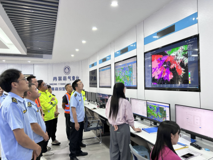 图2 贵州省交通执法七支队二大队一行参观气象台.png