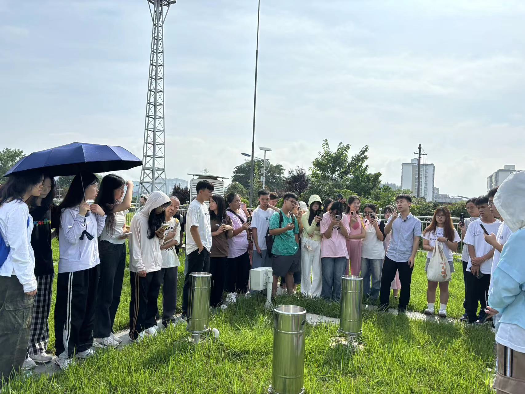 图一 参观气象观测场.jpg