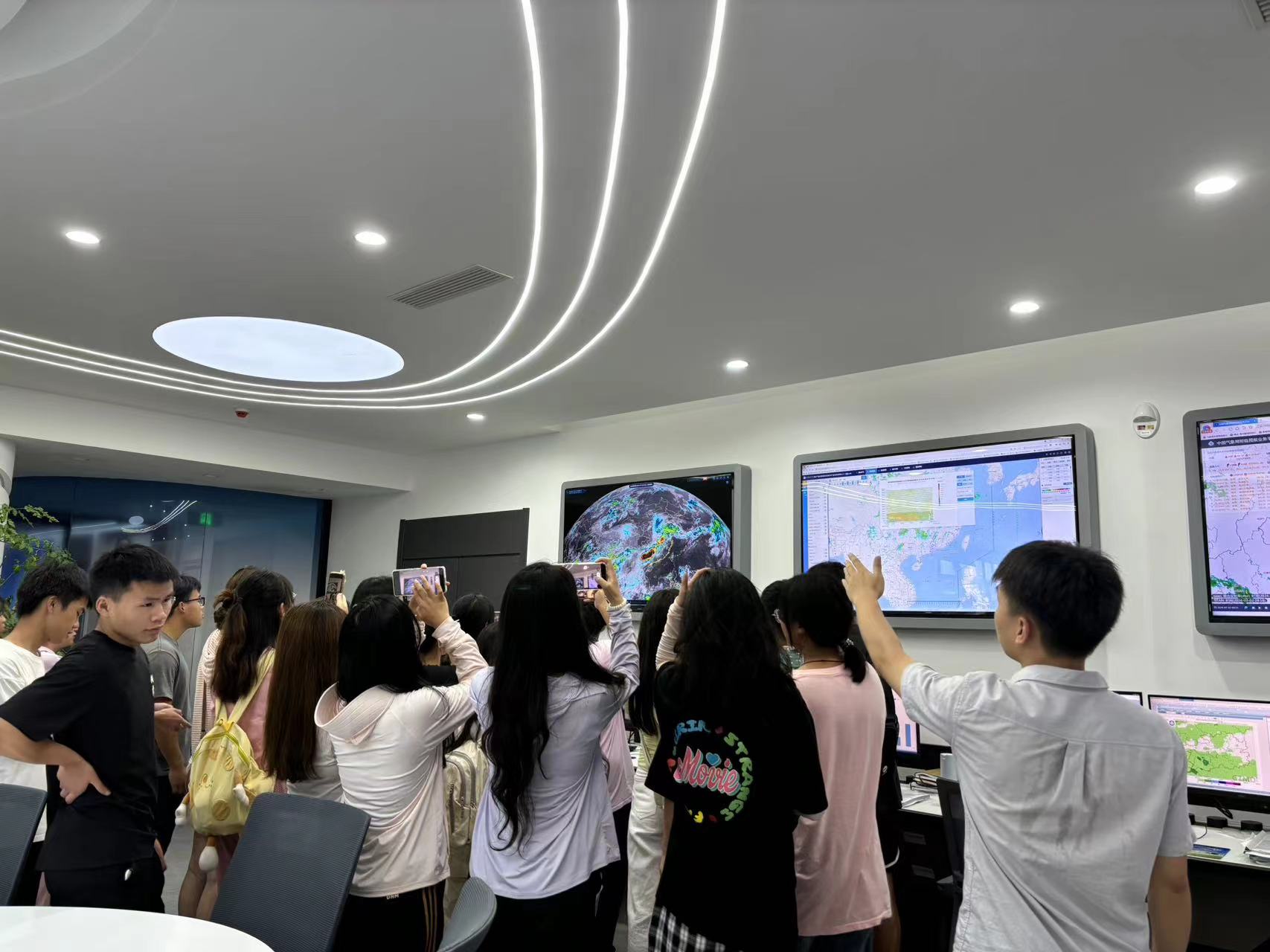 图二 参观气象台.jpg