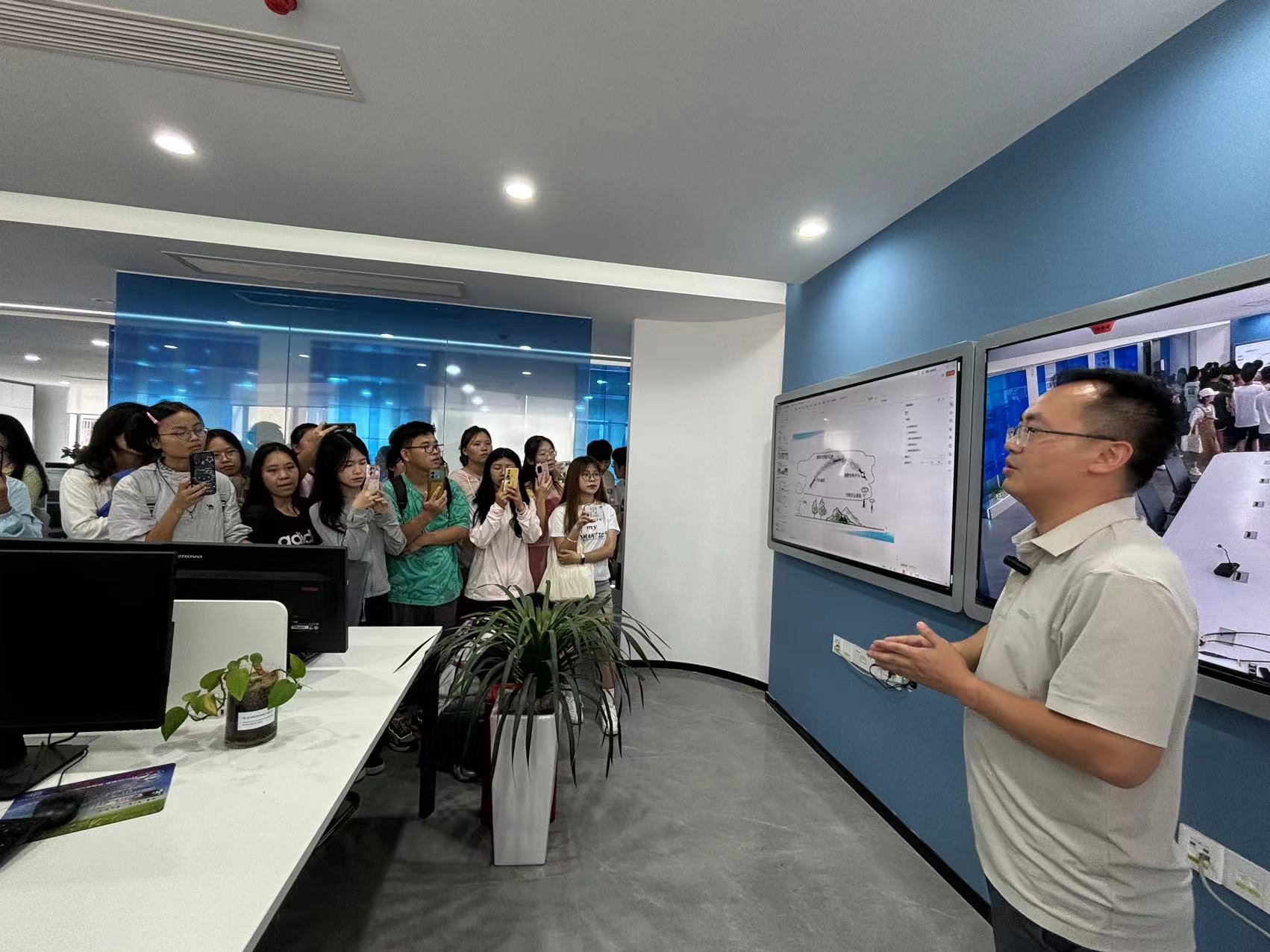 图三 参观人工影响天气作业指挥中心.jpg