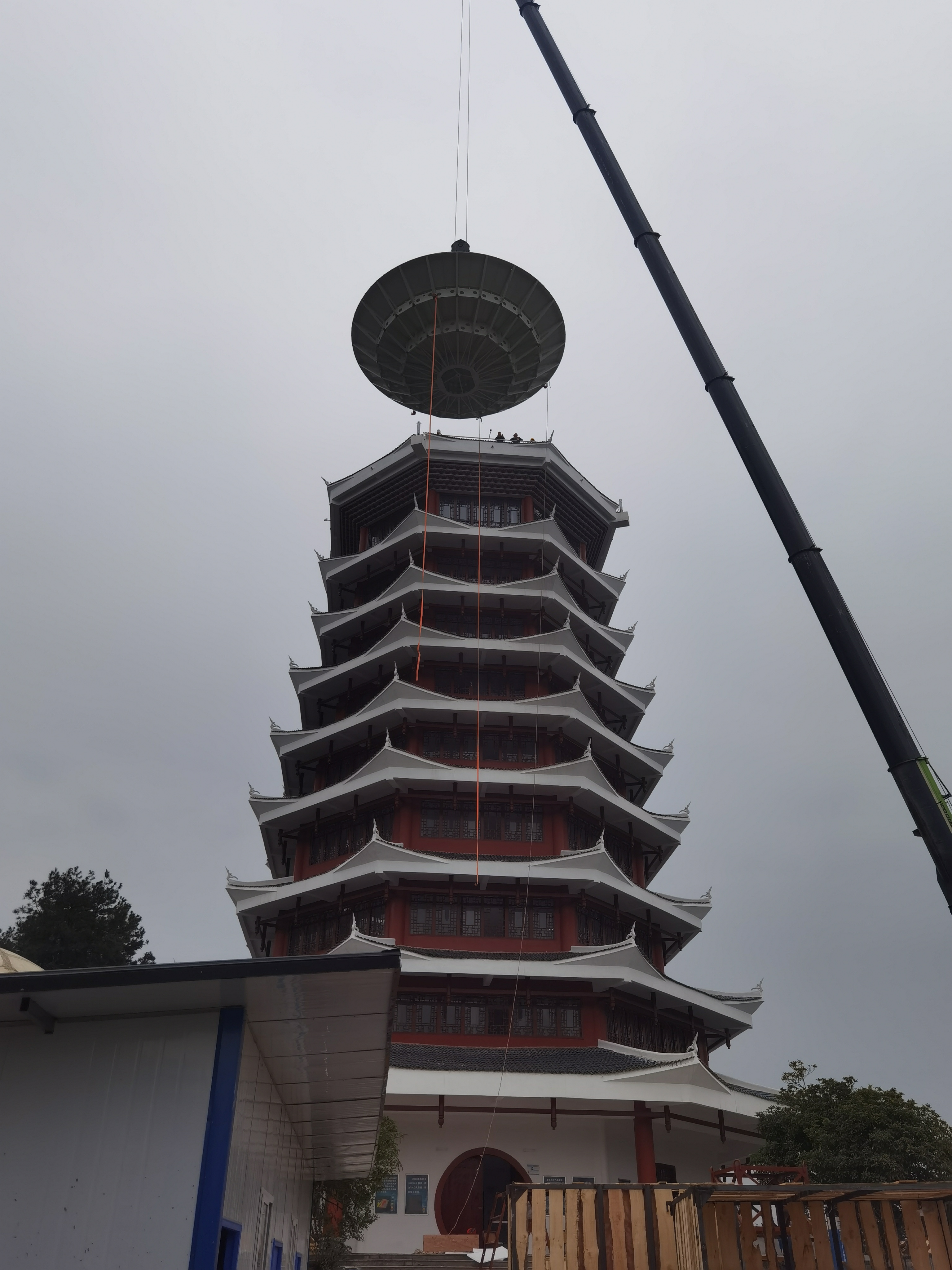 黔东南:首部S波段双偏振多普勒天气雷达完成吊装.jpg