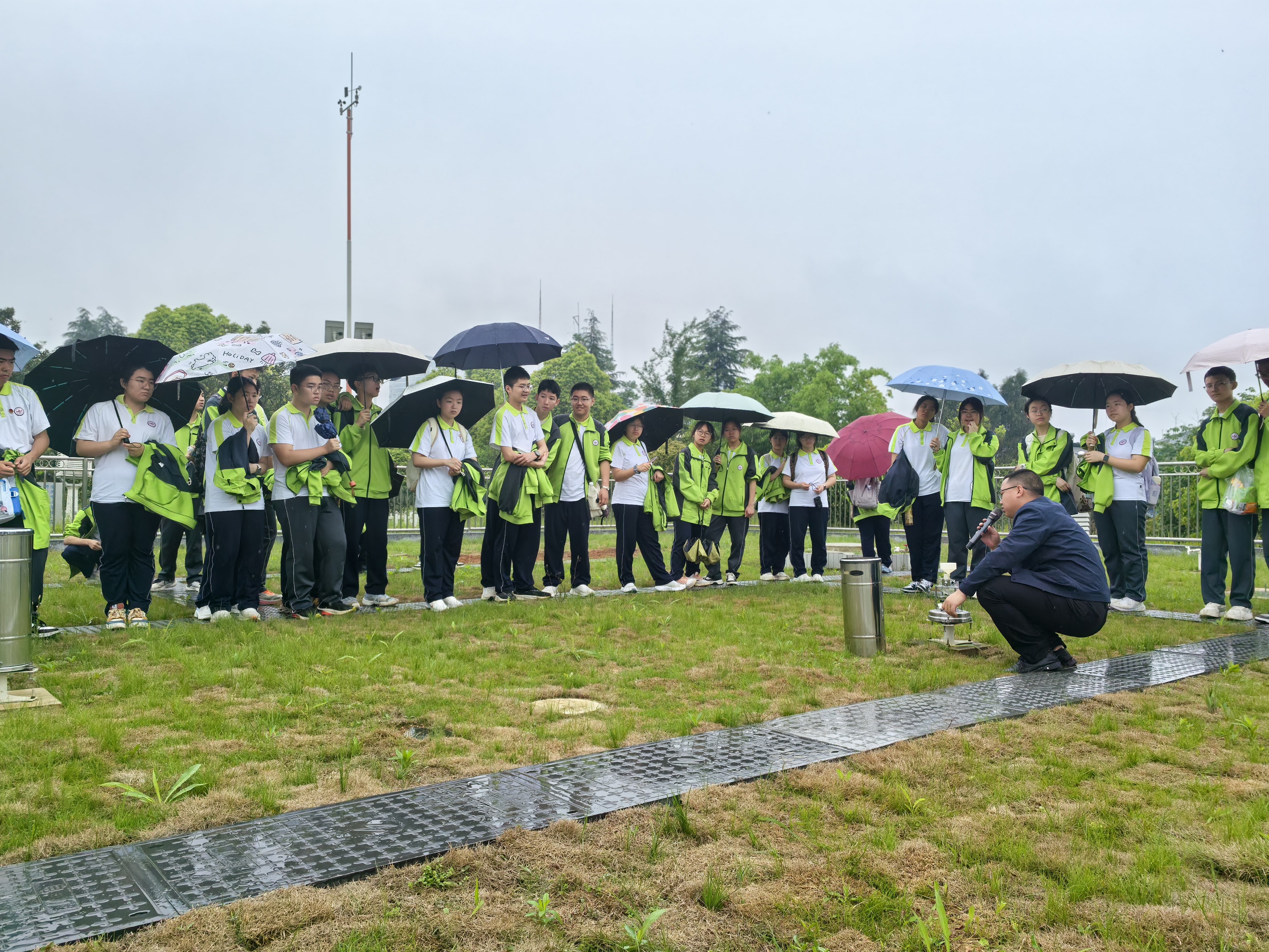 图一 参观气象观测场.jpg