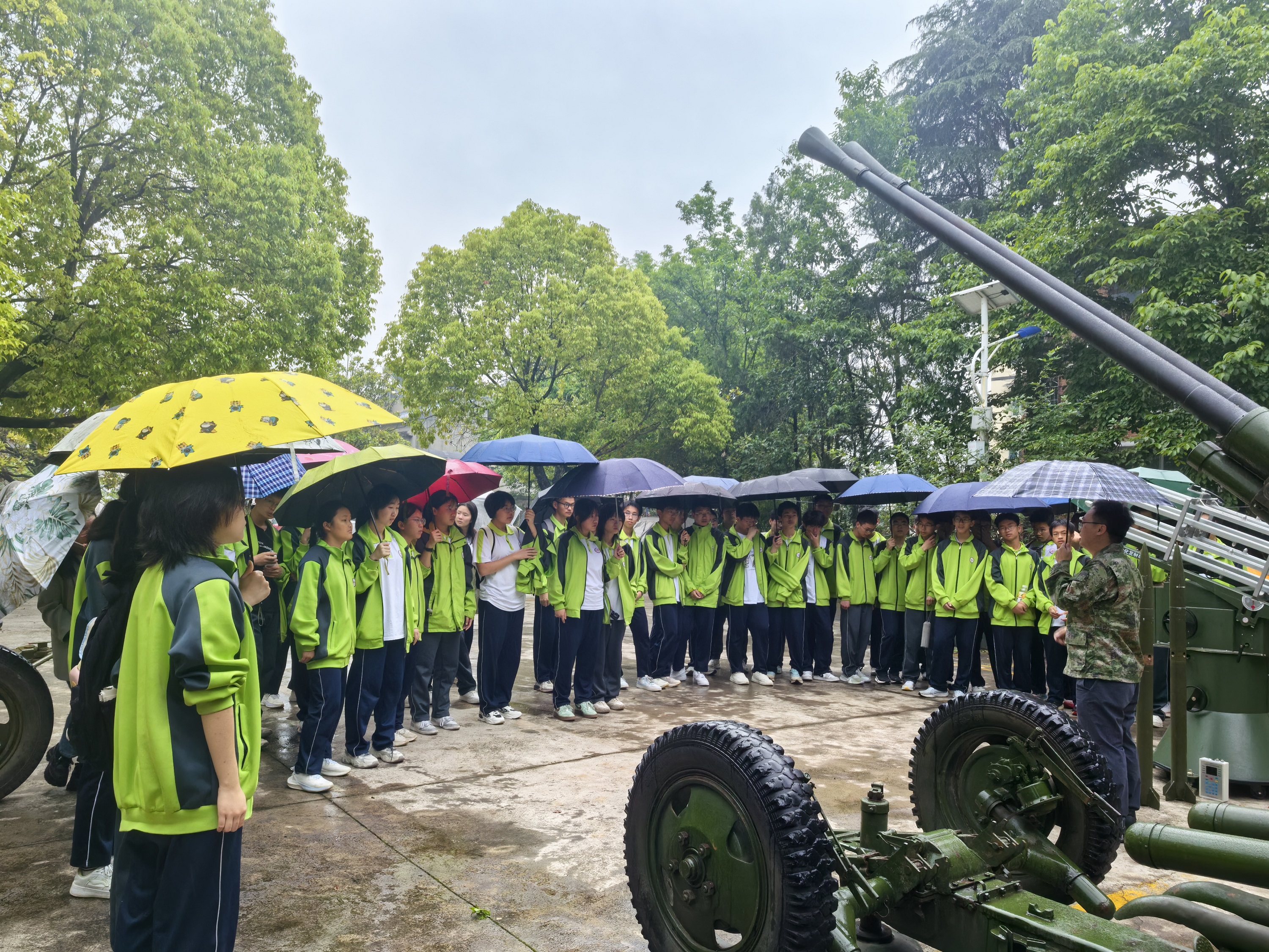 图三 参观人工影响天气作业装备.jpg