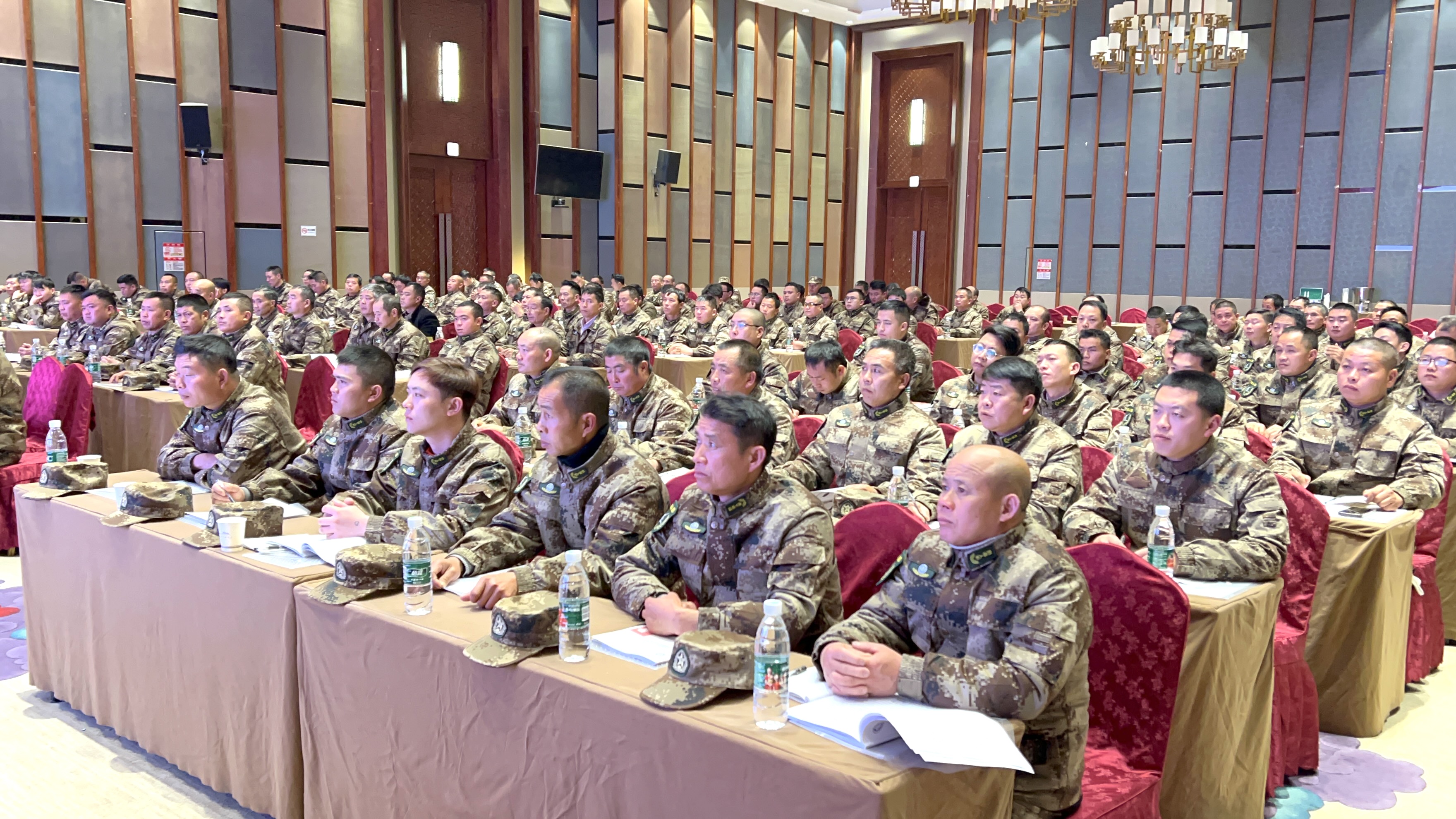 图一:参训民兵参加理论培训现场.jpg