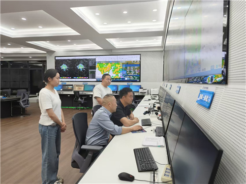 兴义:大暴雨来袭+马震副市长到气象局指挥调度防汛工作.jpg