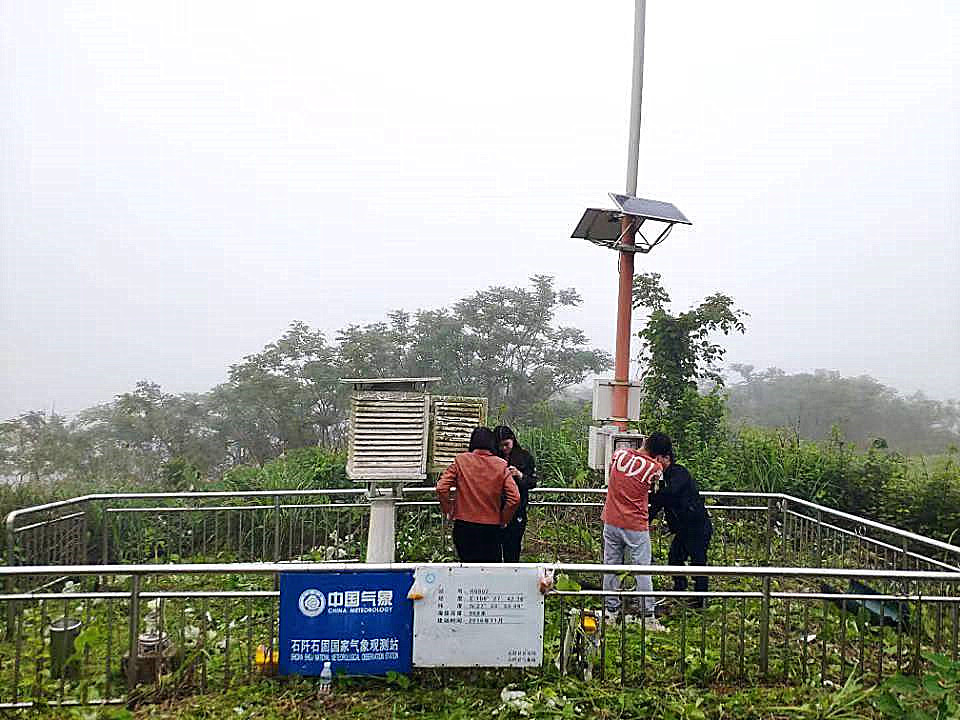 图四为石阡党员干部冒雨抢修设备_副本.jpg