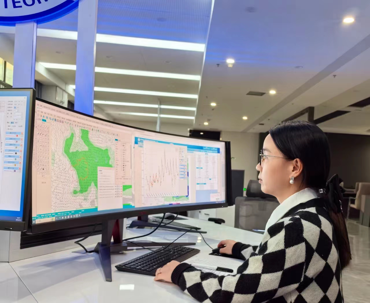 1.首席预报员在分析天气.png