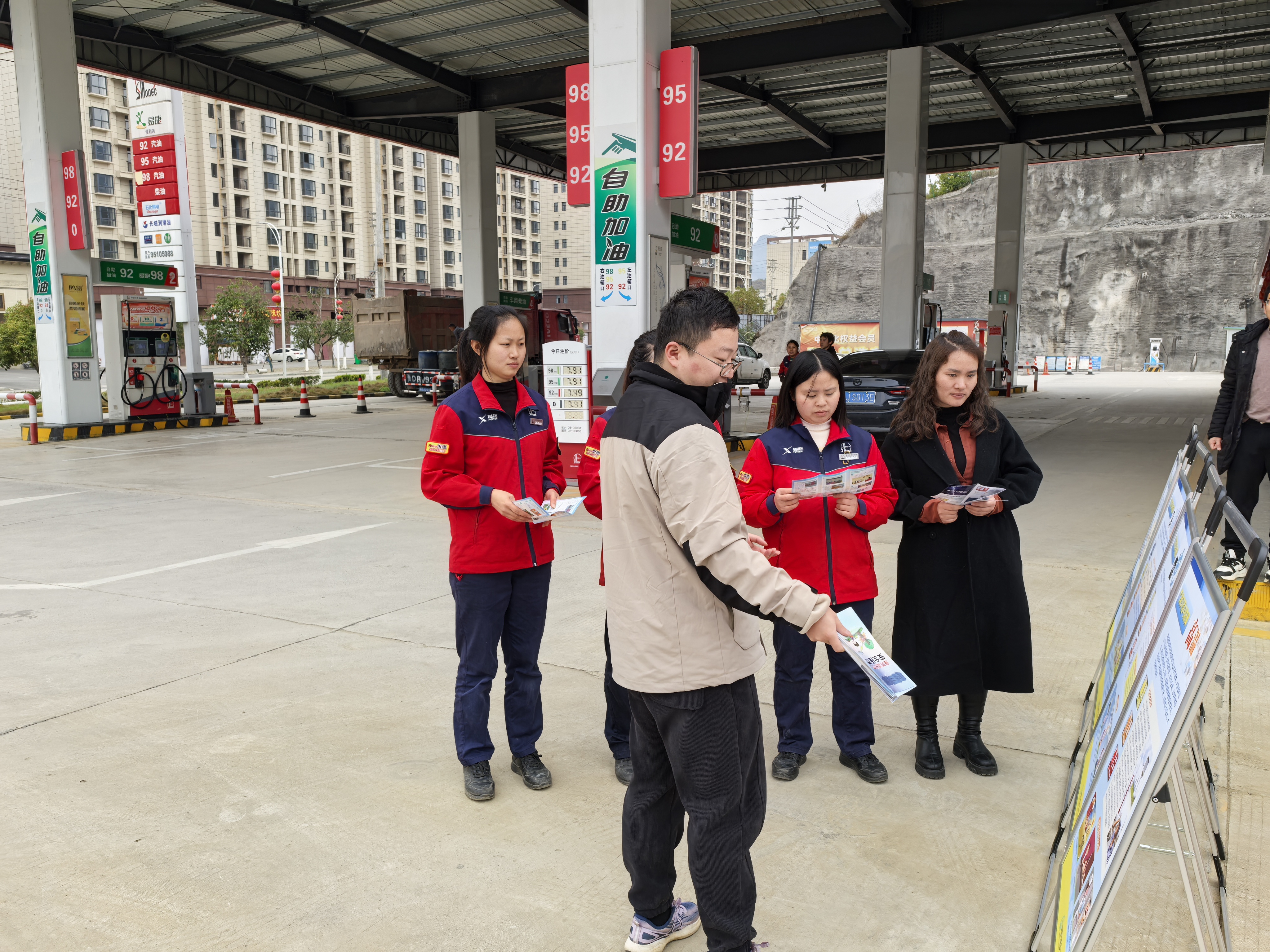 思南:携手气象日,为中石化员工送上气象安全 “锦囊”(图:袁庆).jpg