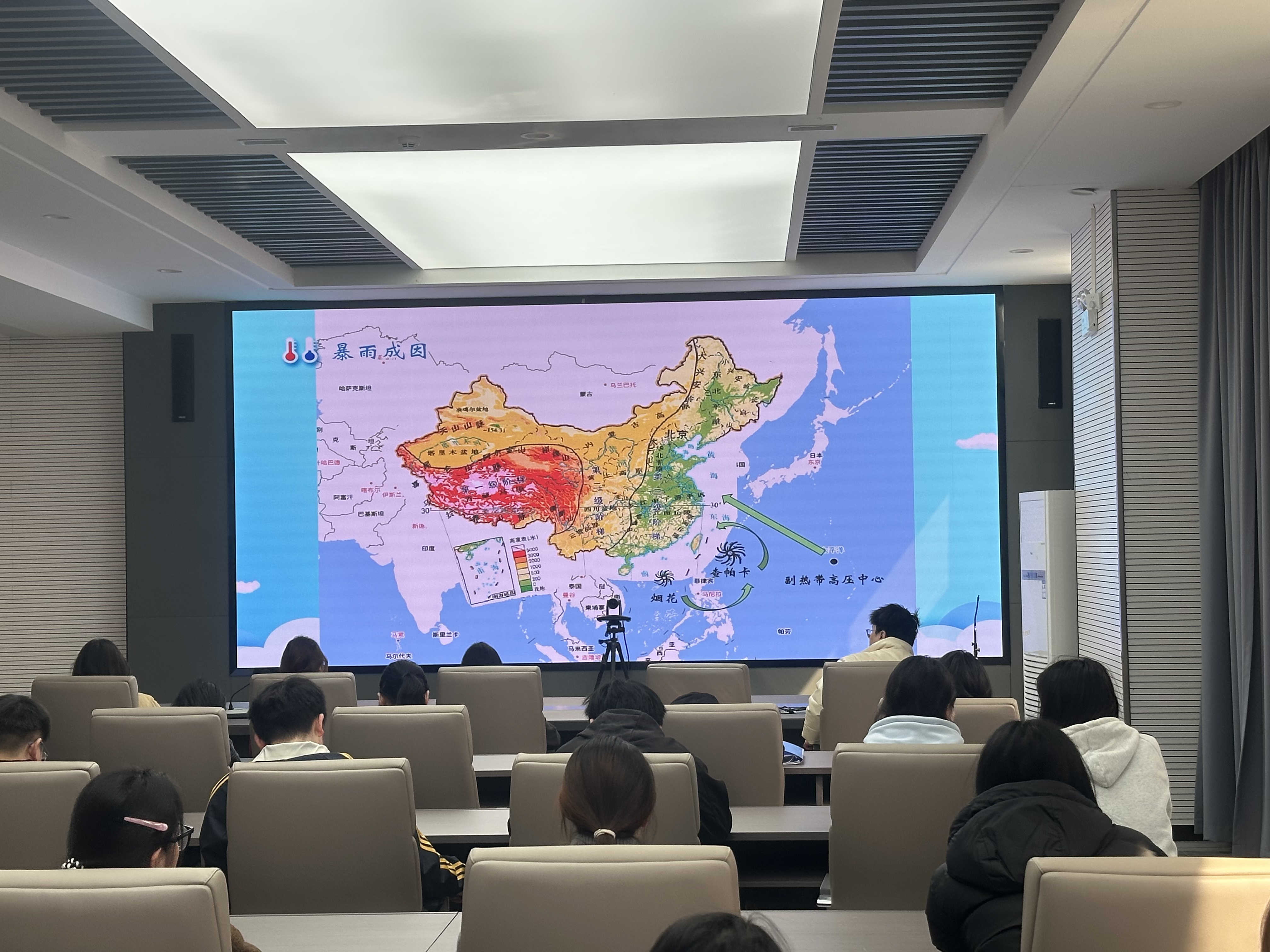 铜仁:铜仁学院学生走进气象局 探索气象奥秘 感受科技魅力1.jpg