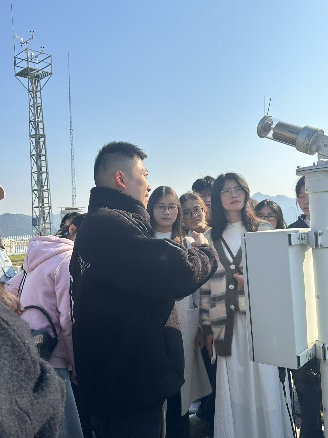 铜仁:铜仁学院学生走进气象局 探索气象奥秘 感受科技魅力2.jpg
