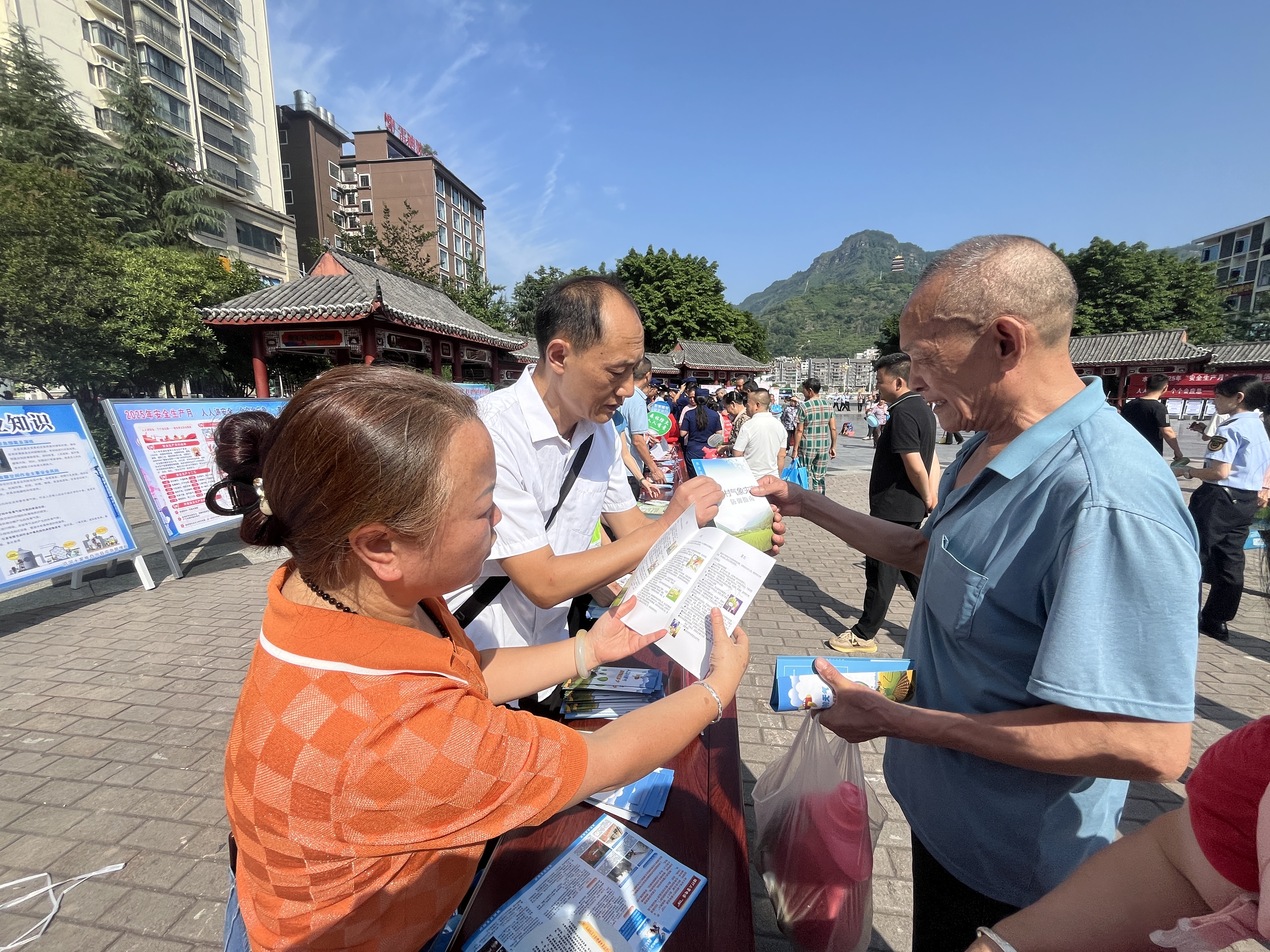 沿河:开展“安全宣传咨询日”集中宣传活动 (2).jpg