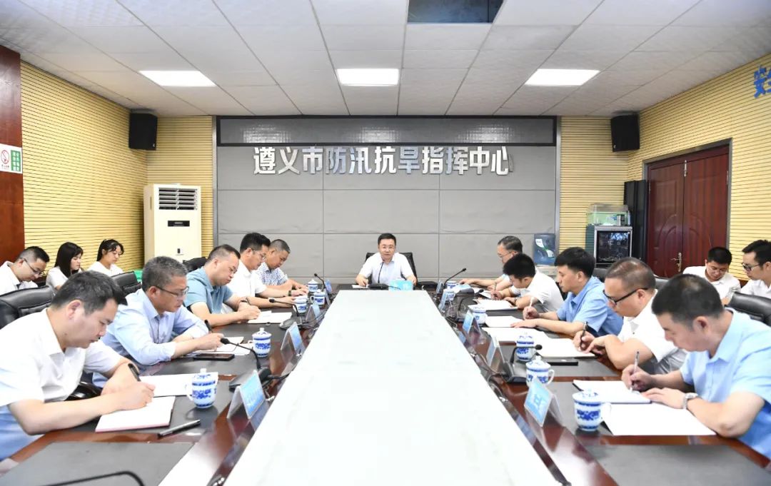 黄伟调度抗旱减灾工作1.jpg