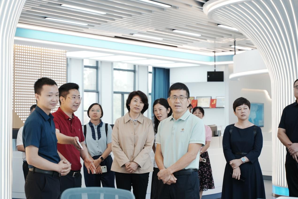 遵义:广东省肇庆市人大常委会赴遵义市气象局调研暴雨灾害防御立法工作2.jpg
