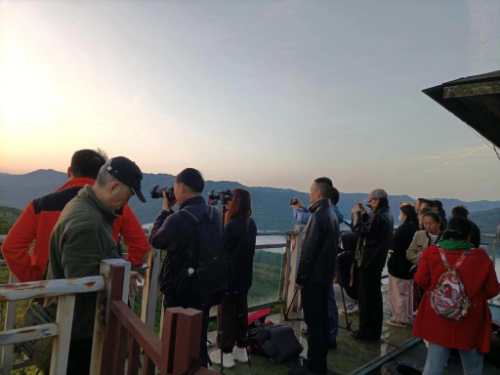 图一:赤水:探索气象景观预报新业态+为赤水生态旅游“锦上添花”.jpg