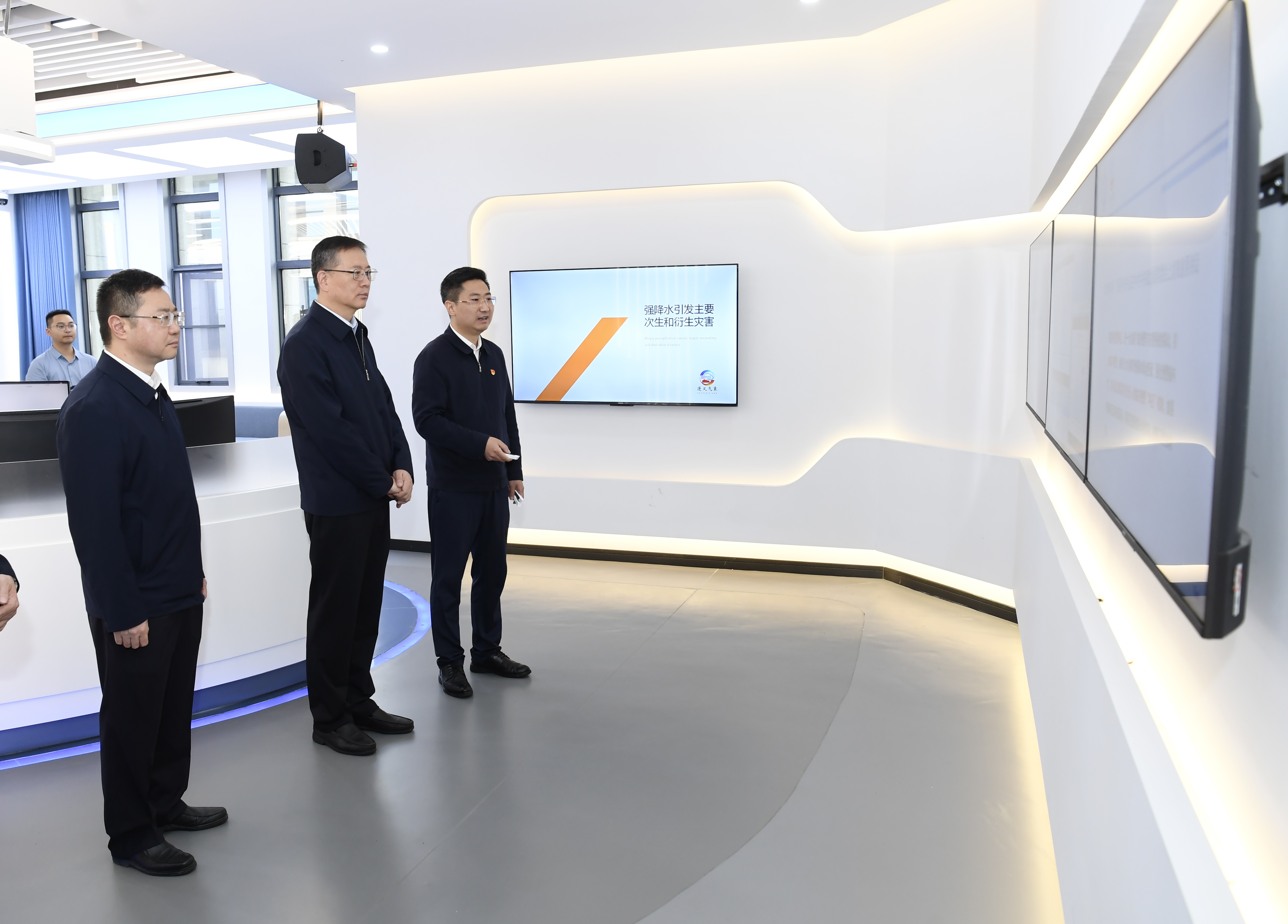 图三、李睿、黄伟调研遵义市气象台.jpg