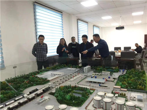 检查组一行在安顺油库开展现场检查.jpg